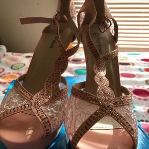 Women’s high heel size 8 sandals peach